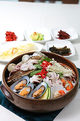 포토 JPG 그릇 접시 한식 음식 채소 고추 호박 반찬 조개 김치 새우 사람없음 아웃포커스 버섯 해물요리 꽃게 게 소라 냄비 해산물 탕 홍합 팽이버섯 가리비 쑥갓 낙지 해물탕 백김치 낙지전골 주꾸미 제철음식 국내포토 식기 어패류 연체동물 촬영기법 갑각류 수중동물 솥 전골 제철 파일형식