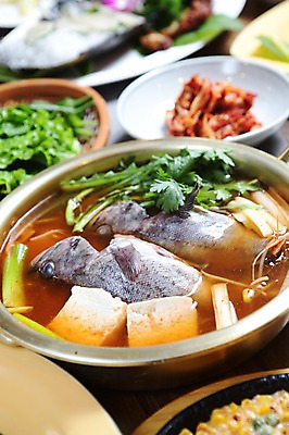포토 JPG 그릇 접시 한식 채소 김치 사람없음 아웃포커스 해물요리 냄비 찌개 해산물 생선요리 두부 파 쑥갓 생선찌개 국내포토 식기 음식 촬영기법 어류 솥 파일형식