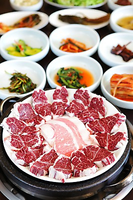 포토 JPG 그릇 접시 식재료 호박 반찬 김치 생고기 육류 돼지고기 사람없음 아웃포커스 소고기 가스레인지 철판 정식 부추 한정식 부추무침 국내포토 식기 한식 음식 채소 촬영기법 가전제품 레인지 무침 파일형식