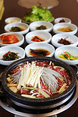 포토 JPG 그릇 접시 한식 음식 채소 호박 반찬 양파 김치 마늘 육류 사람없음 아웃포커스 버섯 소고기 가스레인지 상추 팽이버섯 정식 불판 전골 파 한정식 불고기 당면 국내포토 식기 식재료 촬영기법 가전제품 레인지 파일형식