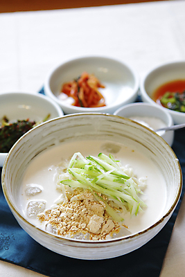 포토 JPG 그릇 한식 채소 반찬 여름음식 오이 사람없음 아웃포커스 얼음 대접 콩가루 콩국수 제철음식 국내포토 자연요소 식기 음식 촬영기법 가루 국수 제철 파일형식 여름_계절