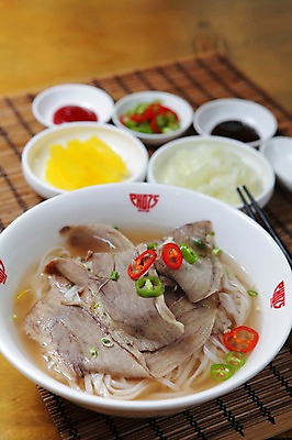 포토 JPG 그릇 접시 음식 젓가락 고추 양파 육류 사람없음 아웃포커스 대접 면류 면 국수 단무지 대나무발 동남아음식 베트남음식 쌀국수 국내포토 식기 채소 식재료 촬영기법 수저 파일형식