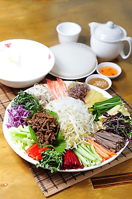 포토 JPG 그릇 접시 음식 채소 주전자 오이 잔 새우 육류 사람없음 아웃포커스 컵 물 새싹 당근 파인애플 양배추 깻잎 대나무발 무순 샐러리 동남아음식 땅콩소스 라이스페이퍼 베트남쌈 숙주나물 월남쌈 국내포토 자연요소 식물 식기 과일 식재료 주방용품 뿌리채소 촬영기법 갑각류 소스_음식 열대과일 나물 베트남음식 새싹채소 파일형식