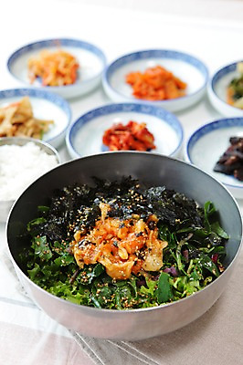 포토 JPG 그릇 접시 한식 음식 채소 밥 반찬 김치 사람없음 아웃포커스 대접 김 비빔밥 공기밥 멍게 국내포토 식기 촬영기법 바다동물 해조류 파일형식