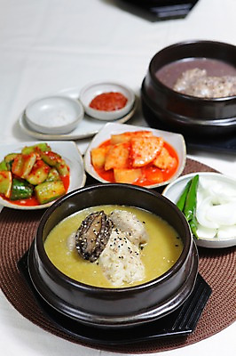 포토 JPG 그릇 접시 한식 음식 채소 고추 양파 여름음식 김치 오이 사람없음 아웃포커스 닭고기 닭 깍두기 뚝배기 소금 깨 쌈장 전복 삼계탕 오이김치 제철음식 국내포토 식기 식재료 조류 어패류 촬영기법 육류 양념 조미료 보양식 제철 파일형식 여름_계절