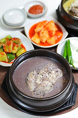 포토 JPG 그릇 접시 한식 음식 채소 고추 양파 여름음식 김치 오이 사람없음 아웃포커스 닭고기 닭 깍두기 뚝배기 소금 깨 쌈장 삼계탕 들깨 들깨삼계탕 오이김치 제철음식 국내포토 식기 식재료 조류 촬영기법 육류 양념 조미료 보양식 제철 파일형식 여름_계절