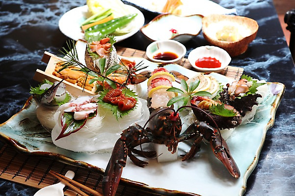 포토 JPG 그릇 접시 음식 채소 젓가락 고추 오이 사람없음 아웃포커스 장식 당근 초밥 해물요리 생선회 회 바닷가재 레몬 해산물 간장 문어 대나무발 문어회 초고추장 일본음식 국내포토 식기 과일 연체동물 뿌리채소 촬영기법 수저 수중동물 양념 가재 파일형식