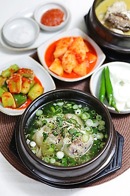 포토 JPG 그릇 접시 한식 음식 채소 고추 양파 여름음식 김치 오이 사람없음 아웃포커스 닭고기 닭 깍두기 뚝배기 소금 쌈장 삼계탕 파 오이김치 제철음식 국내포토 식기 조류 촬영기법 육류 양념 보양식 제철 파일형식 여름_계절