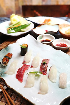 포토 JPG 그릇 접시 음식 젓가락 어류 사람없음 아웃포커스 초밥 장어 생선초밥 간장 마끼 장어초밥 초고추장 일본음식 국내포토 식기 촬영기법 수저 수중동물 양념 파일형식