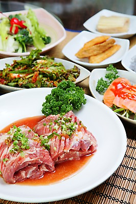 포토 JPG 그릇 접시 채소 식재료 김치 파슬리 생고기 육류 돼지고기 사람없음 아웃포커스 양념 갈비 대나무발 파 칼집 양념갈비 겉절이 돼지갈비 연어샐러드 국내포토 식기 한식 촬영기법 샐러드 파일형식