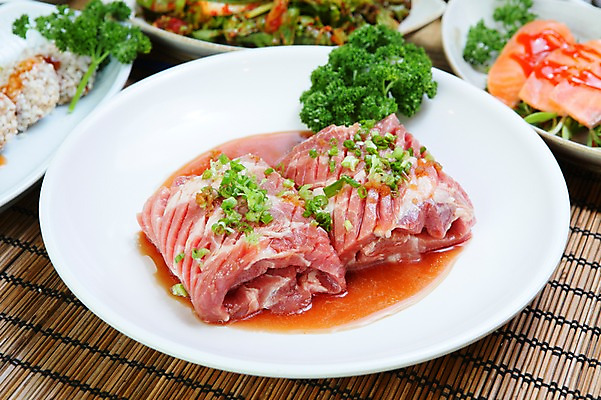 포토 JPG 그릇 접시 채소 식재료 파슬리 생고기 육류 돼지고기 사람없음 아웃포커스 양념 갈비 대나무발 파 칼집 양념갈비 돼지갈비 국내포토 식기 촬영기법 파일형식