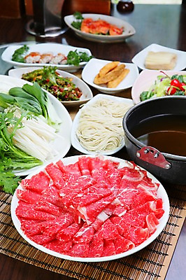 포토 JPG 그릇 접시 채소 반찬 김치 생고기 육류 사람없음 아웃포커스 버섯 샐러드 소고기 냄비 청경채 대나무발 팽이버섯 쑥갓 샤브샤브 칼국수 육수 일본음식 국내포토 식기 한식 음식 식재료 촬영기법 솥 국수 파일형식