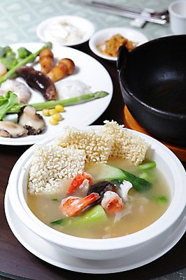 포토 JPG 그릇 접시 채소 젓가락 새우 수저 사람없음 아웃포커스 컵 중식 숟가락 해물요리 냄비 해산물 아스파라거스 청경채 누룽지 해물누룽지탕 국내포토 식기 음식 촬영기법 갑각류 솥 누룽지탕 파일형식