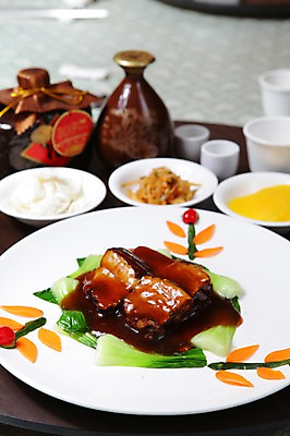 포토 JPG 그릇 접시 음식 채소 반찬 술병 잔 육류 돼지고기 사람없음 아웃포커스 장식 컵 중식 찜 단무지 청경채 삼겹찜 국내포토 식기 식재료 병_용기 주류 촬영기법 파일형식