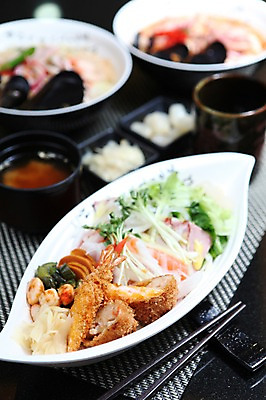 포토 JPG 그릇 접시 음식 채소 젓가락 마늘 육류 사람없음 아웃포커스 샐러드 튀김 돈가스 무순 새우튀김 생강 락교 장국 일본음식 국내포토 식기 식재료 새우 촬영기법 수저 커틀릿 국 새싹채소 염교 파일형식