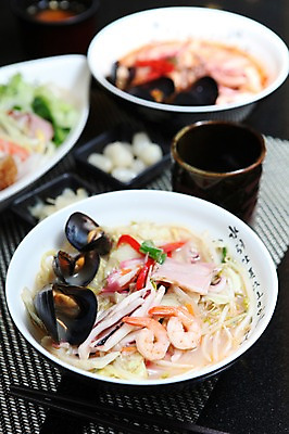 포토 JPG 그릇 접시 음식 조개 새우 사람없음 아웃포커스 샐러드 해물요리 대접 라멘 라면 면류 면 해산물 오징어 홍합 락교 숙주나물 해물라면 일본음식 국내포토 식기 어패류 연체동물 촬영기법 갑각류 수중동물 나물 염교 파일형식