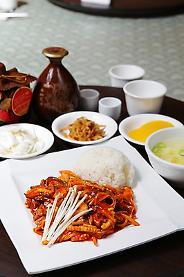 포토 JPG 그릇 접시 반찬 술병 잔 새우 사람없음 중식 덮밥 팽이버섯 국내포토 식기 음식 병_용기 주류 갑각류 버섯 파일형식