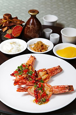 포토 JPG 그릇 접시 음식 술잔 술병 잔 새우 사람없음 컵 중식 해물요리 튀김 해산물 단무지 새우튀김 새우요리 국내포토 식기 병_용기 주류 갑각류 파일형식