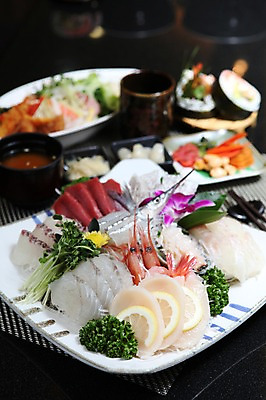 포토 JPG 그릇 접시 꽃 음식 채소 새우 파슬리 어류 사람없음 아웃포커스 장식 초밥 생선회 회 레몬 김밥 무순 락교 장국 일본음식 국내포토 식물 식기 과일 촬영기법 갑각류 수중동물 국 새싹채소 염교 파일형식