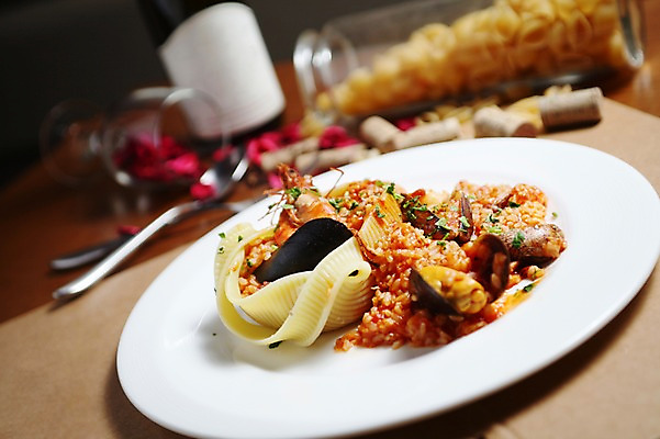 포토 JPG 그릇 접시 음식 와인잔 밥 조개 새우 파스타 서양음식 사람없음 아웃포커스 숟가락 해산물 와인병 홍합 코르크 리조또 해물파스타 국내포토 식기 술잔 병_용기 어패류 촬영기법 수저 갑각류 와인 파일형식