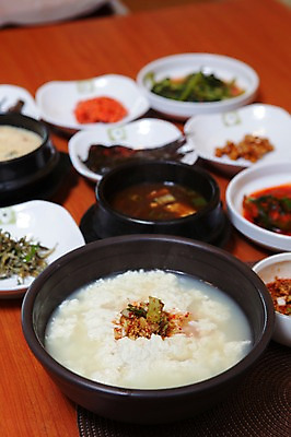 포토 JPG 그릇 접시 한식 음식 반찬 사람없음 아웃포커스 양념 찌개 뚝배기 정식 한정식 순두부 순두부찌개 국내포토 식기 촬영기법 파일형식