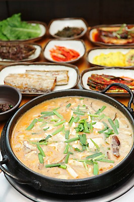 포토 JPG 그릇 접시 한식 음식 채소 반찬 김치 어류 사람없음 아웃포커스 가스레인지 냄비 상추 찌개 탕 두부 정식 부추 한정식 계란말이 파김치 갈치 갈치구이 국내포토 식기 촬영기법 수중동물 가전제품 레인지 솥 계란요리 생선구이 파일형식