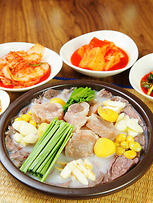 포토 JPG 그릇 접시 한식 채소 반찬 김치 마늘 사람없음 아웃포커스 소고기 밤 깍두기 부추 사골 사골국 사골탕 우족 은행열매 국내포토 식기 열매 음식 촬영기법 육류 견과류 탕 국물 파일형식