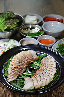 포토 JPG 그릇 접시 한식 음식 채소 고추 마늘 육류 돼지고기 사람없음 아웃포커스 샐러드 상추 쌈 삼겹살 쌈장 부추 새우젓 수육 국내포토 식기 식재료 촬영기법 양념 젓갈 파일형식