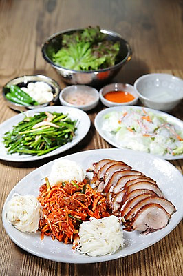 포토 JPG 그릇 접시 한식 음식 고추 마늘 돼지고기 사람없음 아웃포커스 샐러드 골뱅이 상추 쌈장 족발 골뱅이무침 부추무침 새우젓 소면 국내포토 식기 채소 어패류 촬영기법 육류 면류 양념 무침 젓갈 파일형식