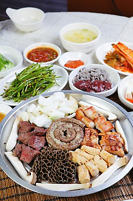 포토 JPG 그릇 접시 채소 반찬 양파 김치 생고기 육류 사람없음 버섯 소고기 구이 간 철판 대나무발 쌈장 부추 곱창 막창 부추무침 콩나물국 국내포토 식기 한식 음식 식재료 양념 장기_의학 국물 무침 파일형식