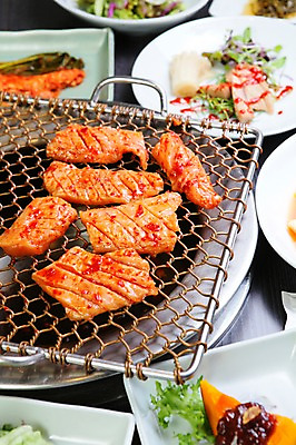 포토 JPG 그릇 접시 한식 음식 채소 호박 반찬 육류 사람없음 아웃포커스 샐러드 양념 그릴 구이 불판 곱창 막창 국내포토 식기 식재료 주방용품 촬영기법 파일형식