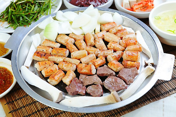 포토 JPG 그릇 접시 한식 음식 채소 반찬 양파 김치 육류 사람없음 버섯 소고기 구이 철판 대나무발 부추 곱창 막창 부추무침 국내포토 식기 식재료 무침 파일형식