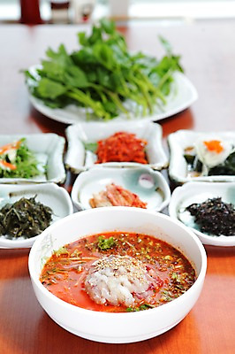 포토 JPG 그릇 접시 한식 음식 채소 반찬 김치 어류 사람없음 아웃포커스 생선회 회 대접 물회 국내포토 식기 촬영기법 수중동물 파일형식