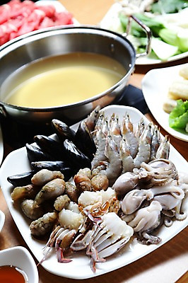 포토 JPG 그릇 접시 음식 채소 조개 새우 육류 사람없음 아웃포커스 해물요리 꽃게 게 냄비 해산물 홍합 샤브샤브 육수 미더덕 주꾸미 해물샤브샤브 일본음식 제철음식 생새우 국내포토 식기 식재료 어패류 연체동물 촬영기법 갑각류 수중동물 솥 제철 파일형식