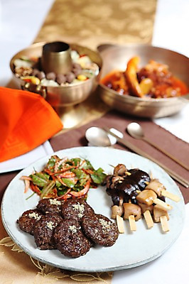 포토 JPG 한국전통 그릇 접시 전통문화 한식 채소 젓가락 수저 사람없음 아웃포커스 숟가락 전통음식 꼬치 탕 궁중음식 떡갈비 신선로 국내포토 전통 식기 문화 음식 한국 촬영기법 파일형식