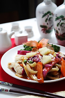 포토 JPG 그릇 접시 음식 채소 젓가락 양파 술병 파슬리 육류 사람없음 아웃포커스 중식 당근 튀김 파인애플 완두콩 양배추 탕수육 국내포토 식기 과일 식재료 병_용기 콩 뿌리채소 주류 촬영기법 수저 열대과일 파일형식