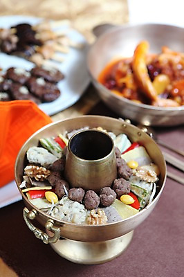 포토 JPG 한국전통 그릇 접시 전통문화 한식 음식 사람없음 아웃포커스 전통음식 냄비 미트볼 전 탕 호두 지단 궁중음식 신선로 은행열매 국내포토 전통 식기 열매 문화 한국 촬영기법 견과류 고명 솥 파일형식