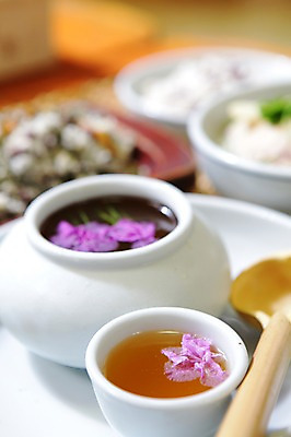 포토 JPG 한국문화 한국전통 전통 그릇 접시 꽃 전통문화 음료 한식 음식 디저트 잔 사람없음 아웃포커스 컵 전통음식 항아리 차 전통차 찻잔 꽃차 국내포토 식물 동양문화 식기 문화 한국 촬영기법 차_음료 도자기 파일형식