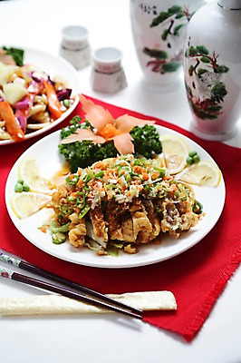 포토 JPG 그릇 접시 음식 채소 젓가락 술병 잔 파슬리 육류 사람없음 아웃포커스 장식 컵 중식 튀김 레몬 완두콩 탕수육 파 국내포토 식기 과일 식재료 병_용기 콩 주류 촬영기법 수저 파일형식