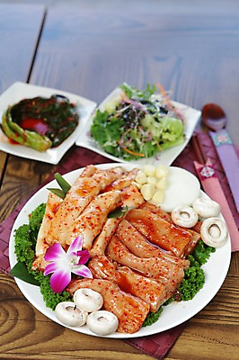 포토 JPG 그릇 접시 꽃 채소 식재료 젓가락 양파 김치 파슬리 마늘 생고기 육류 사람없음 아웃포커스 장식 숟가락 버섯 샐러드 양념 곱창 막창 갓김치 국내포토 식물 식기 한식 음식 촬영기법 수저 파일형식