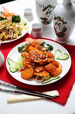 포토 JPG 그릇 접시 음식 채소 젓가락 술병 오이 잔 육류 사람없음 아웃포커스 장식 컵 중식 깐풍기 국내포토 식기 식재료 병_용기 주류 촬영기법 수저 파일형식