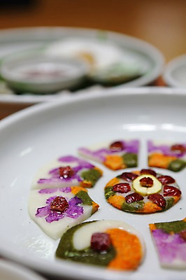 포토 JPG 한국문화 한국전통 전통 그릇 접시 꽃 전통문화 한식 음식 떡 근접촬영 사람없음 아웃포커스 장식 전통음식 대추 화전 제철음식 국내포토 식물 동양문화 식기 문화 뷰포인트 한국 촬영기법 전 제철 파일형식