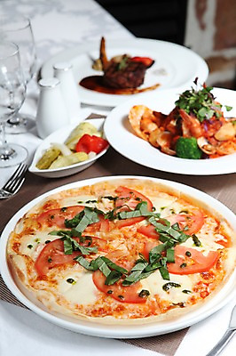 포토 JPG 그릇 접시 음식 포크 토마토 채소 와인잔 잔 피자 파스타 서양음식 스파게티 육류 스테이크 사람없음 아웃포커스 컵 피클 양념통 토핑 시금치 국내포토 식기 술잔 식재료 패스트푸드 촬영기법 통 양념 절임 파일형식