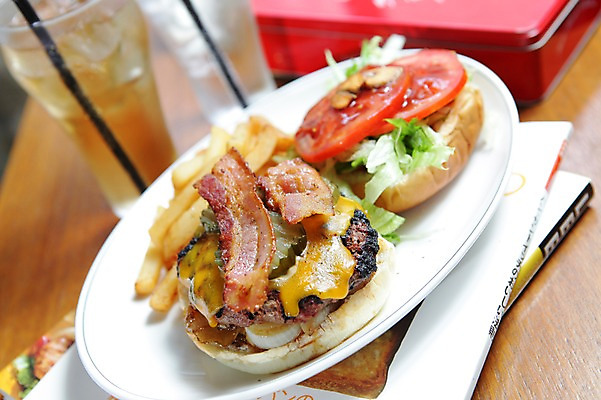 포토 JPG 그릇 접시 음료 음식 빵 토마토 잔 패스트푸드 서양음식 육류 빨대 사람없음 아웃포커스 책 컵 감자튀김 햄버거 베이컨 국내포토 식기 채소 식재료 감자 촬영기법 돼지고기 튀김 인스턴트 파일형식