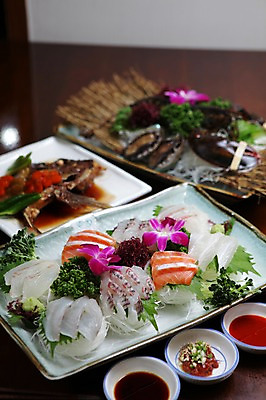 포토 JPG 그릇 접시 꽃 채소 파슬리 사람없음 아웃포커스 장식 초밥 해물요리 생선회 회 바닷가재 고추냉이 해산물 간장 쌈장 간장게장 초고추장 국내포토 식물 식기 음식 촬영기법 양념 가재 게장 일본음식 파일형식