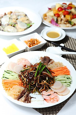 포토 JPG 그릇 접시 음식 채소 젓가락 오이 새우 사람없음 아웃포커스 중식 숟가락 당근 오징어 단무지 탕수육 양장피 조갯살 국내포토 식기 조개 연체동물 뿌리채소 촬영기법 수저 갑각류 수중동물 파일형식