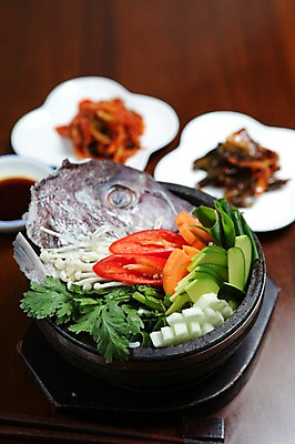 포토 JPG 그릇 접시 한식 채소 고추 호박 반찬 사람없음 아웃포커스 당근 해물요리 찌개 해산물 뚝배기 생선요리 팽이버섯 파 쑥갓 나무탁자 생선찌개 국내포토 식기 음식 탁자 뿌리채소 촬영기법 어류 버섯 파일형식