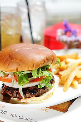 포토 JPG 그릇 접시 음료 음식 빵 잔 패스트푸드 서양음식 사람없음 아웃포커스 컵 감자튀김 햄버거 국내포토 식기 감자 촬영기법 튀김 인스턴트 파일형식