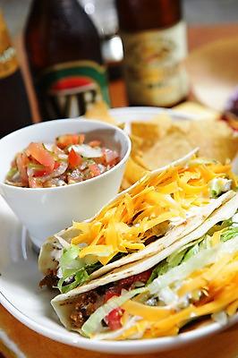 포토 JPG 그릇 접시 음식 토마토 채소 서양음식 사람없음 아웃포커스 샐러드 병 멕시코음식 타코 국내포토 식기 촬영기법 파일형식