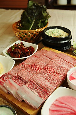 포토 JPG 그릇 접시 채소 식재료 반찬 생고기 육류 사람없음 바구니 상추 뚝배기 쌈 갈비 계란찜 나무도마 나무탁자 국내포토 식기 음식 탁자 도마 목재 계란요리 찜 파일형식